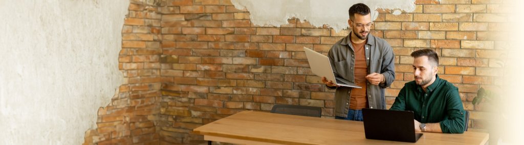 Two mens discuss at work - Zwei Männer diskutieren bei der Arbeit - Deux hommes discutent au travail.