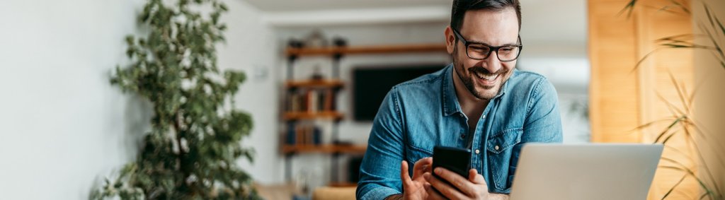 Junger Mann mit Brille am Smartphone. | Jeune homme avec des lunettes utilisant un smartphone. | Young man with glasses on his smartphone.