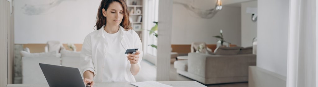 Junge Frau beim Onlineshopping mit der Kreditkarte | Young woman shopping online with a credit card | Jeune femme faisant des achats en ligne avec sa carte de crédit.