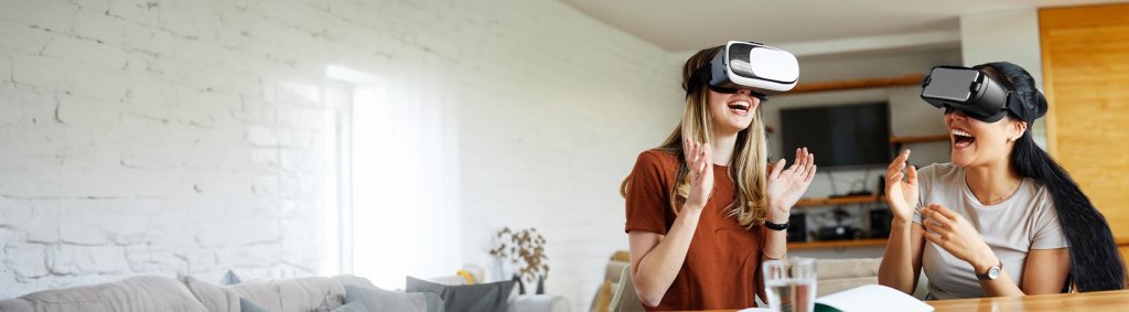 Zwei junge Frau nutzten ein VR-Brille - Deux jeune femmes utilisent des lunettes VR - Two young womens use VR glasses.