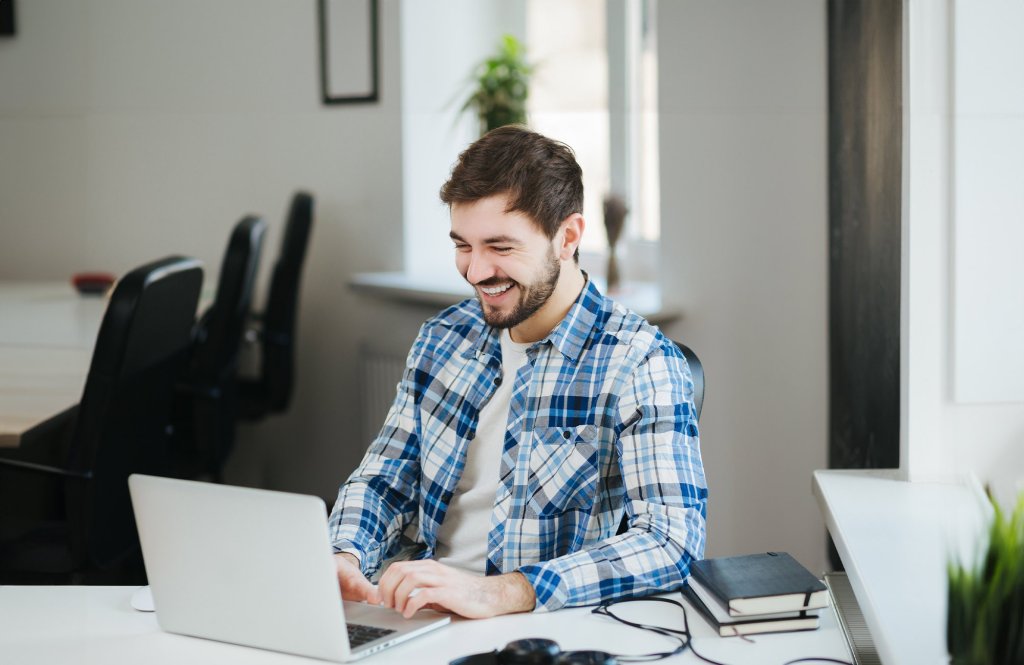 Junge Mann am Laptop im Büro | Jeune homme devant son ordinateur portable au bureau | Young man at his laptop in the office.