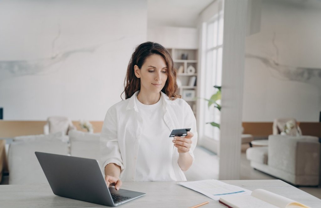 Junge Frau beim Onlineshopping mit der Kreditkarte | Young woman shopping online with a credit card | Jeune femme faisant des achats en ligne avec sa carte de crédit.